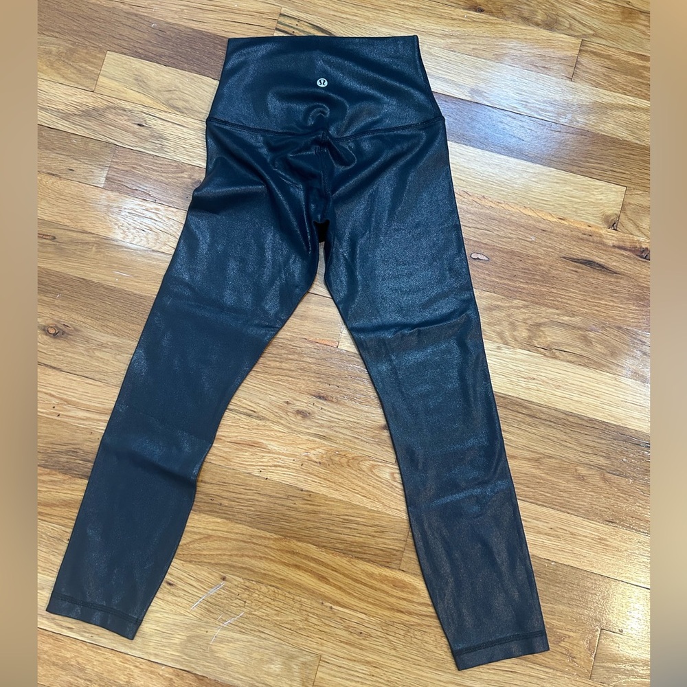Lululemon cropped leggings in black shiny pattern never worn size 2